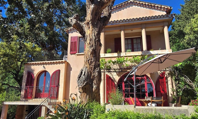 Le Rayol House | Charming family house, feet in the sea, 75 m walking to the beach Rayol