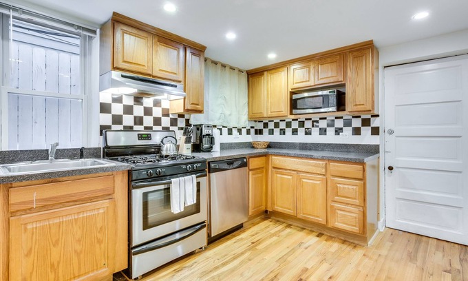 Roscoe Village Apartment | Charming Garden Apartment - Perfect for a Family Getaway by AllSet Turnover