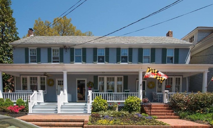 Historic District House | Charming garden row home, easy 4 block walk to the heart of Annapolis.