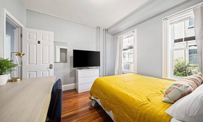 Oak Square Apartment | Charming getaway with smart TV and full kitchen