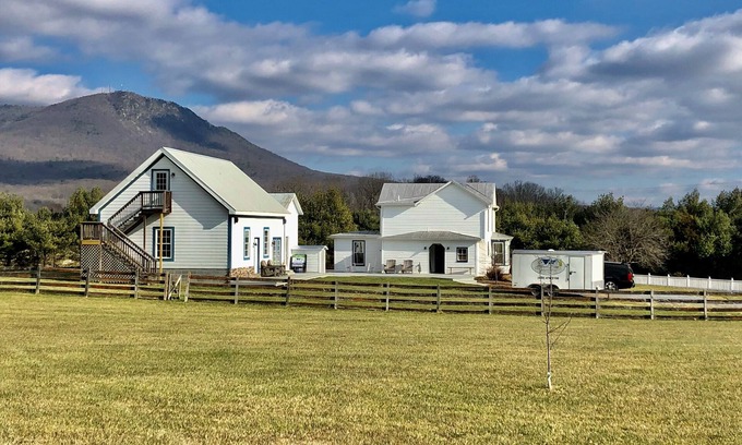Cross Keys Cottage | Charming Gingerbread House. Awesome mountain views near to SNP and Skyline Dr.