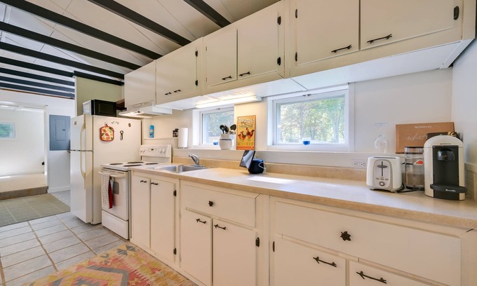Great Cacapon Cabin | Charming Great Cacapon Cabin w/Screened-In Porch!