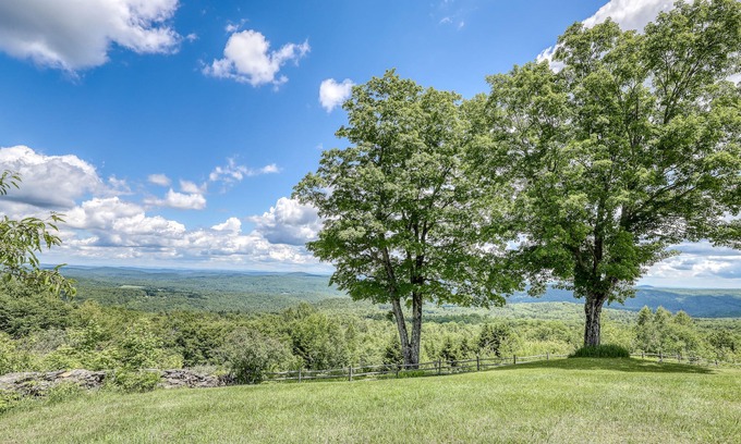 West Dover House | Charming guest house with mountain view, skiing, golf nearby, & washer/dryer
