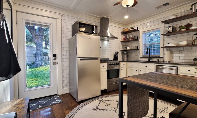 Oakhurst House | Charming Guesthouse in Historic Neighborhood