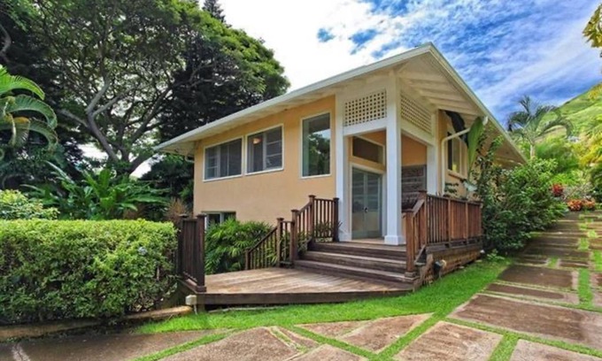 Coconut Grove Apartment | Charming Hale Mokolea in Lanikai 2BR 2BA Full Kitchen