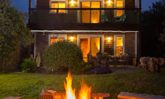 Warrenton House | Charming Handcrafted Coastal Retreat