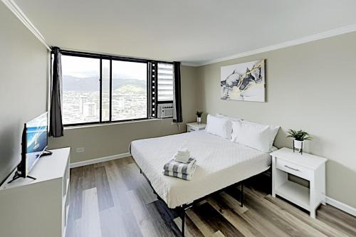 McCully - Moiliili House | Charming Hawaiian Monarch Studio