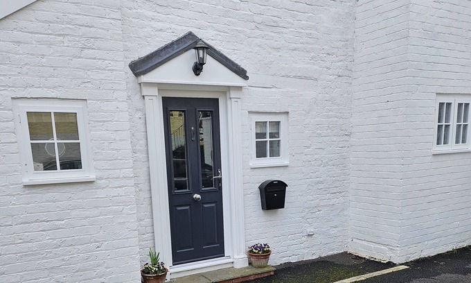Shrewsbury House | Charming hideaway in Shrewsbury town centre with free secure parking.