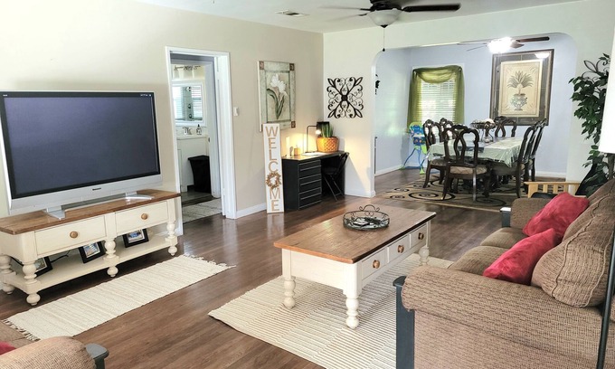 Bakersfield House | Charming Hideaway