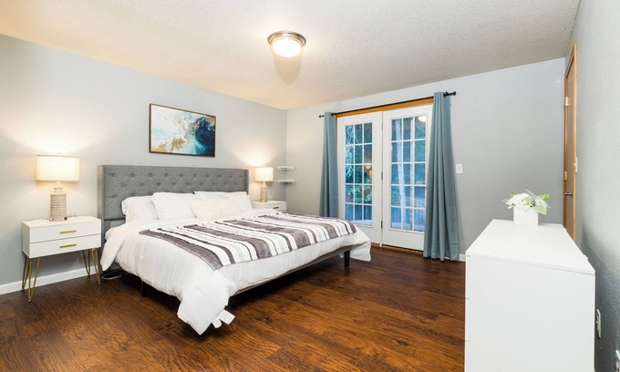 Hillsboro House | Charming Hillsboro Retreat on Windstone St Awaits Your Arrival - Book Now #41769