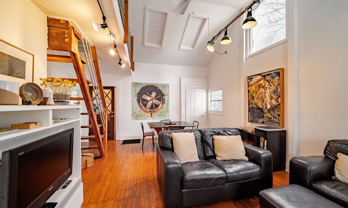 St. Elmo Improvement League House | Charming Historic Carriage House