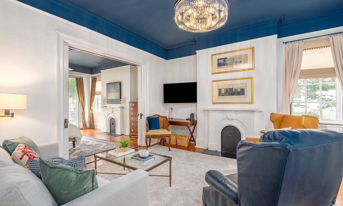Historic Downtown Savannah Apartment | Charming Historic District Parlor-Level Apartment