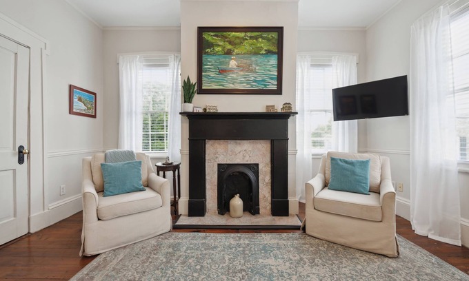 Historic Downtown Savannah House | Charming Historic Duplex w/Courtyard & Parking