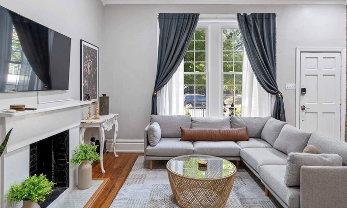 Shelby Park Apartment | Charming Historic Home: Spacious, Luxurious Feel