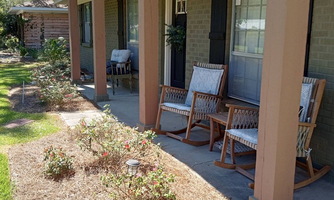 Hattiesburg House | Charming Home Comfy Beds Private Backyard with Fire Pit