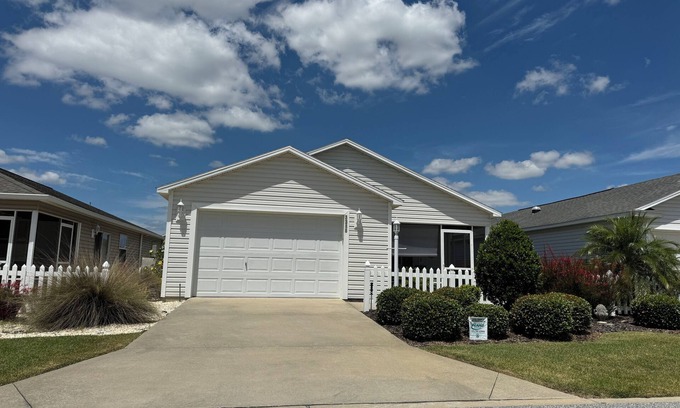 Fernandina House | Charming Home in The Villages - Golf Cart & BBQ - Near Brownwood Paddock Park