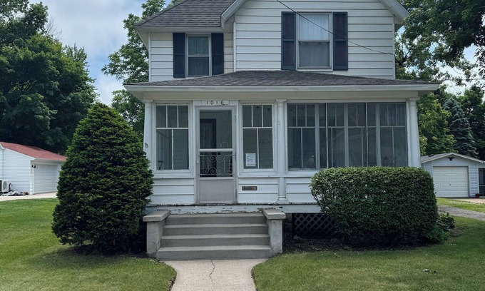 South Haven House | Charming Home just blocks from downtown South Haven