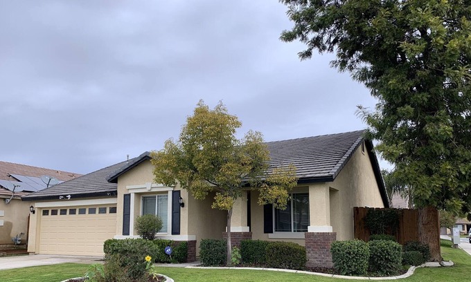 Greenacres House | *Charming home, large beds/TV, garage parking*