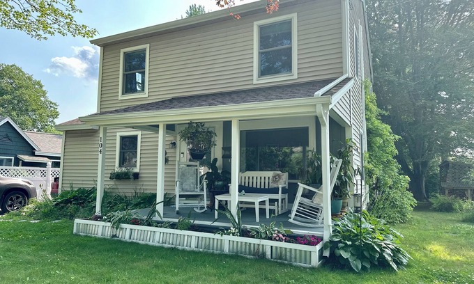 South Portland House | Charming home, minutes away from downtown Portland, beaches, and the airport.