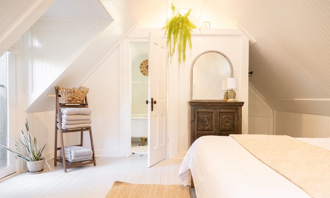 Washington Park Cottage | Charming Home-Modern Comforts & Style-300+ Reviews