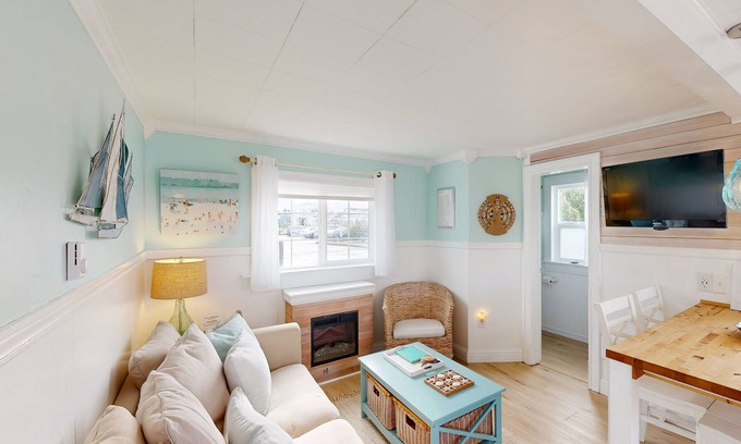Long Beach Cottage | Charming home near beach with fast WiFi & whimsical interior - close to beach