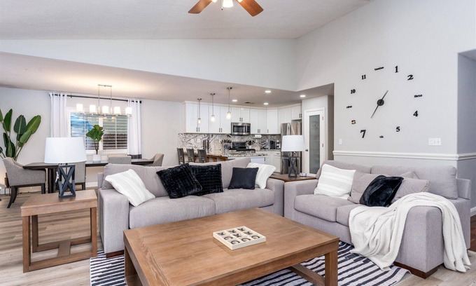 Roosevelt House | Charming Home Retreat Fresno, CA - 4 Bed 2 Baths