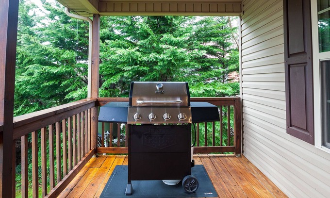 Sevierville House | Charming Home /River Views /Hot Tub /Game Room