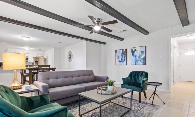 Hurst House | Charming Home Stylishly decorated - Great Location