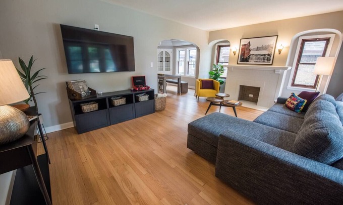 Shorewood Apartment | Charming home w/fire pit, walk to Lake Michigan