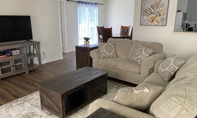 Greenwood House | Charming Home With King Bed Suite In Friendly Neighborhood