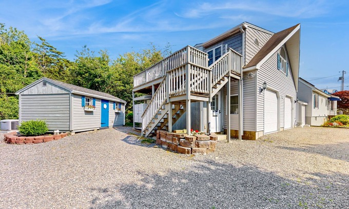 York Beach Apartment | Charming home with ocean view, firepit, deck, golf nearby, & W/D