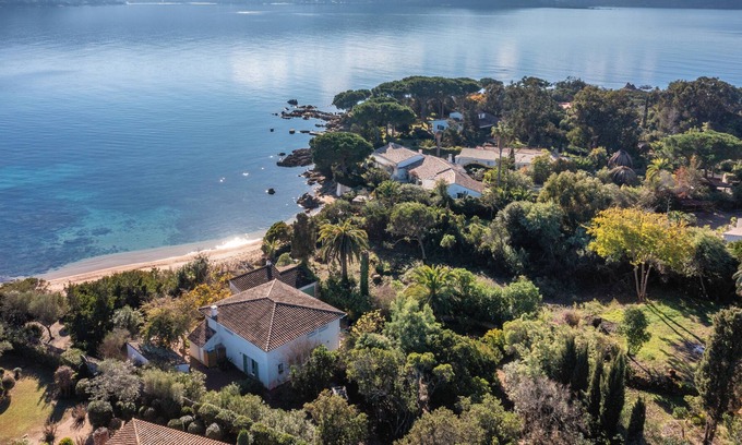 Isolella House | Charming house by the water