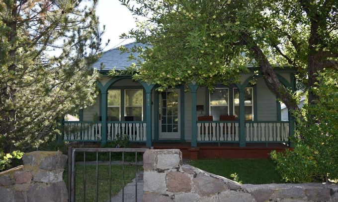 Mount Shasta House | Charming House Downtown Mt Shasta City