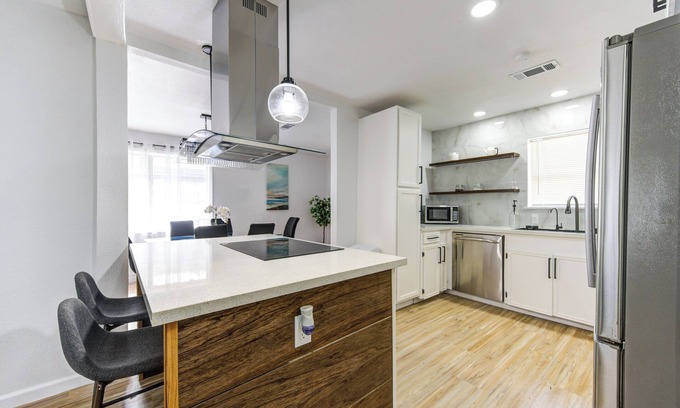 Stafford House | Charming house in Houston, Recently updated, with you and your family in mind.