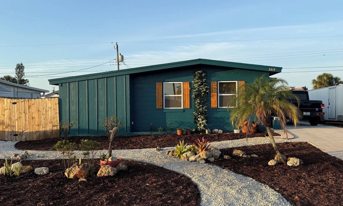North Port House | Charming house in North Port A Stones throw to Warm Mineral Springs.