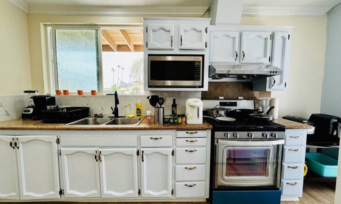 Hacienda Heights Boat Rental | Charming house boat with 4 bedrooms and WiFi, AC in gorgeous Hacienda Heights