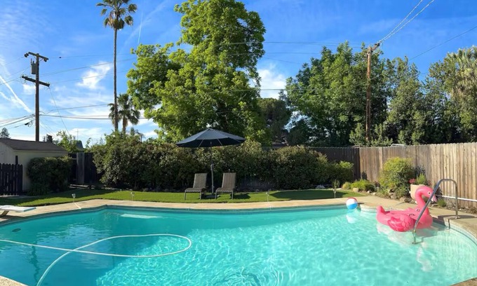 Bakersfield House | Charming house with Pool, AC, Heater and WiFi in beautiful Bakersfield