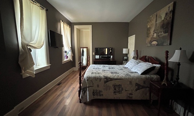 Albion Bed & Breakfast | Charming Italianate design manor offers private room and bath,private entrance