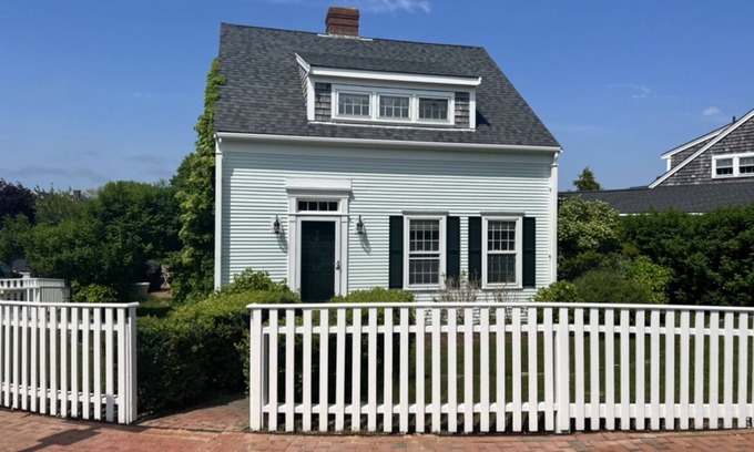 Nantucket House | Charming Jewel Box in Naushop, sleeps 10.