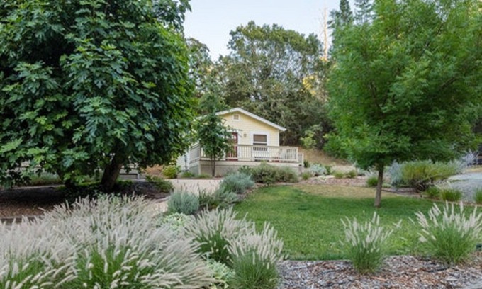 Calistoga Cottage | Charming King Cottage