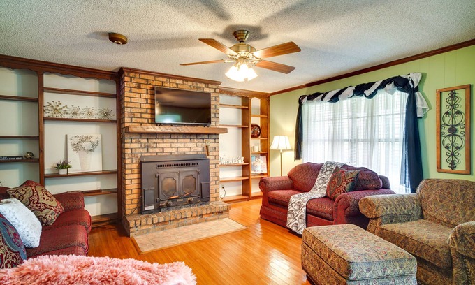 Lake Charles House | Charming Lake Charles Home w/Patio & Grill