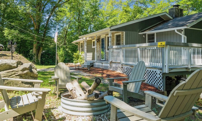 Hamburg Cottage | Charming Lake Community Cottage 2BR Retreat Near Mountain Creek
