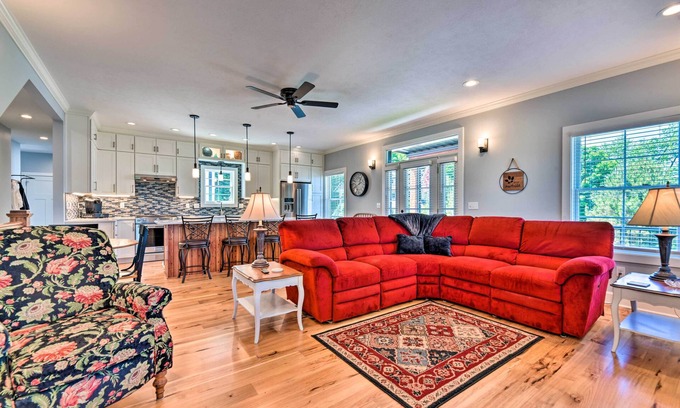 North East House | Charming Lake Erie Getaway: Walk to Beach!