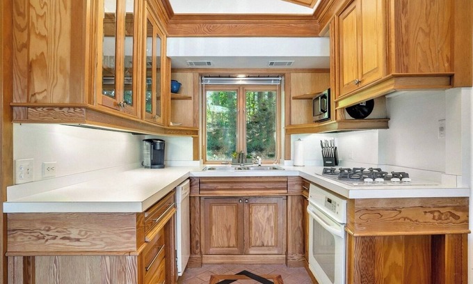 Fennville House | Charming Lake House Getaway