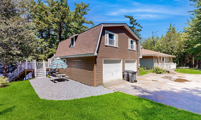 Orland Apartment | Charming Lakefront Apartment with Deck, Patio and BBQ Grill