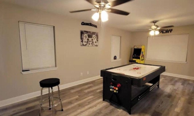 Lakeview House | Charming Lakeview 3-bedroom townhome w King bed in New Orleans w/gameroom, WIFI