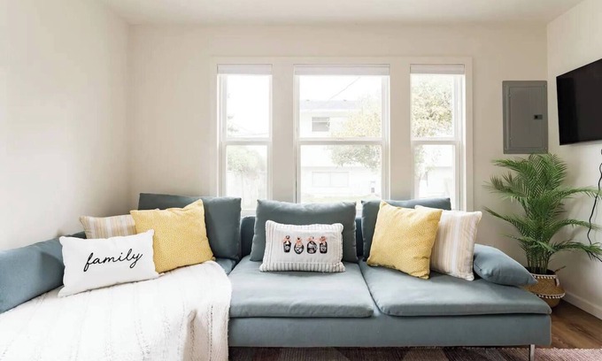 South Beacon Hill Cottage | Charming light-filled cottage near airport & DT