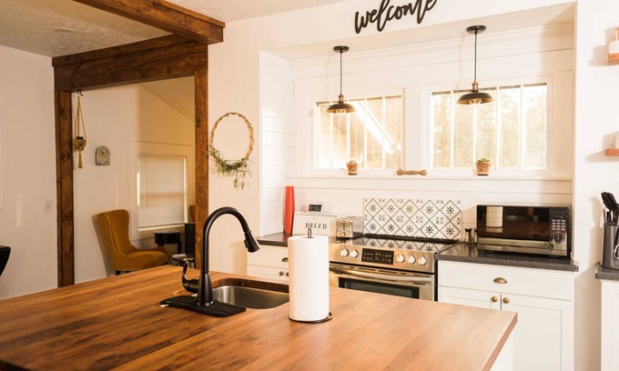 Lincoln House | Charming Lincoln Gem: Sleeps 10, perfect for families!