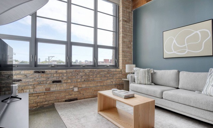Sheffield Neighbors Apartment | Charming Lincoln Park 2BR w/W/D, Gym & Roof, nr I-90, by Blueground