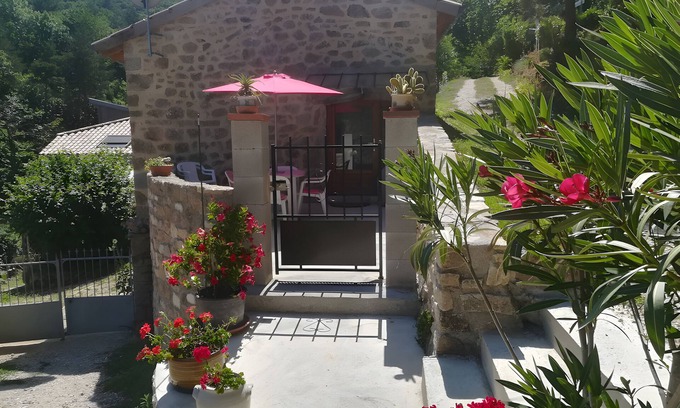 Saint-Jean-Chambre House | Charming Loft 'La Rose Désirée' with Mountain View and Wi-Fi